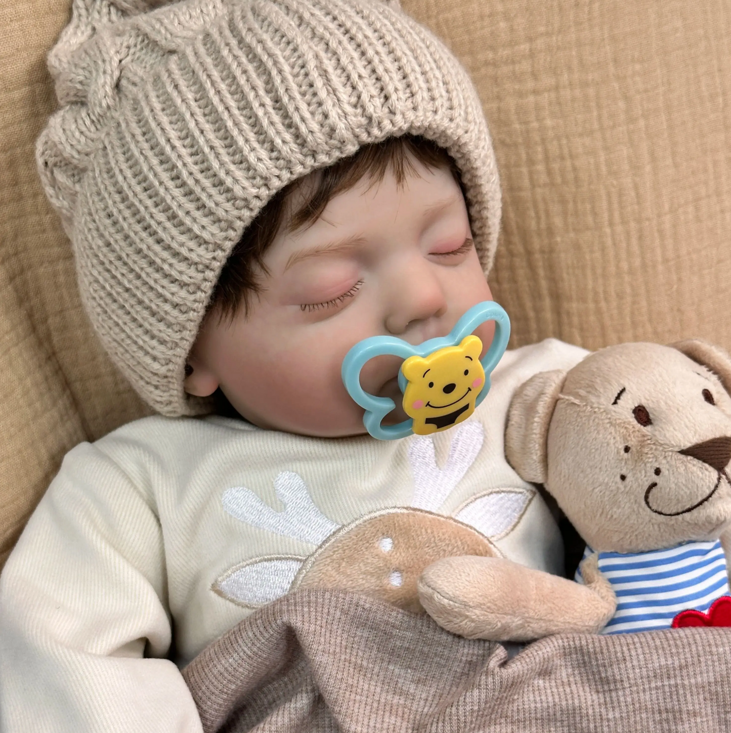 Avery sovende babydukke med neutral krop