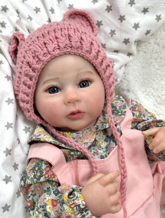 Olivia smilende babydukke med blå øjne