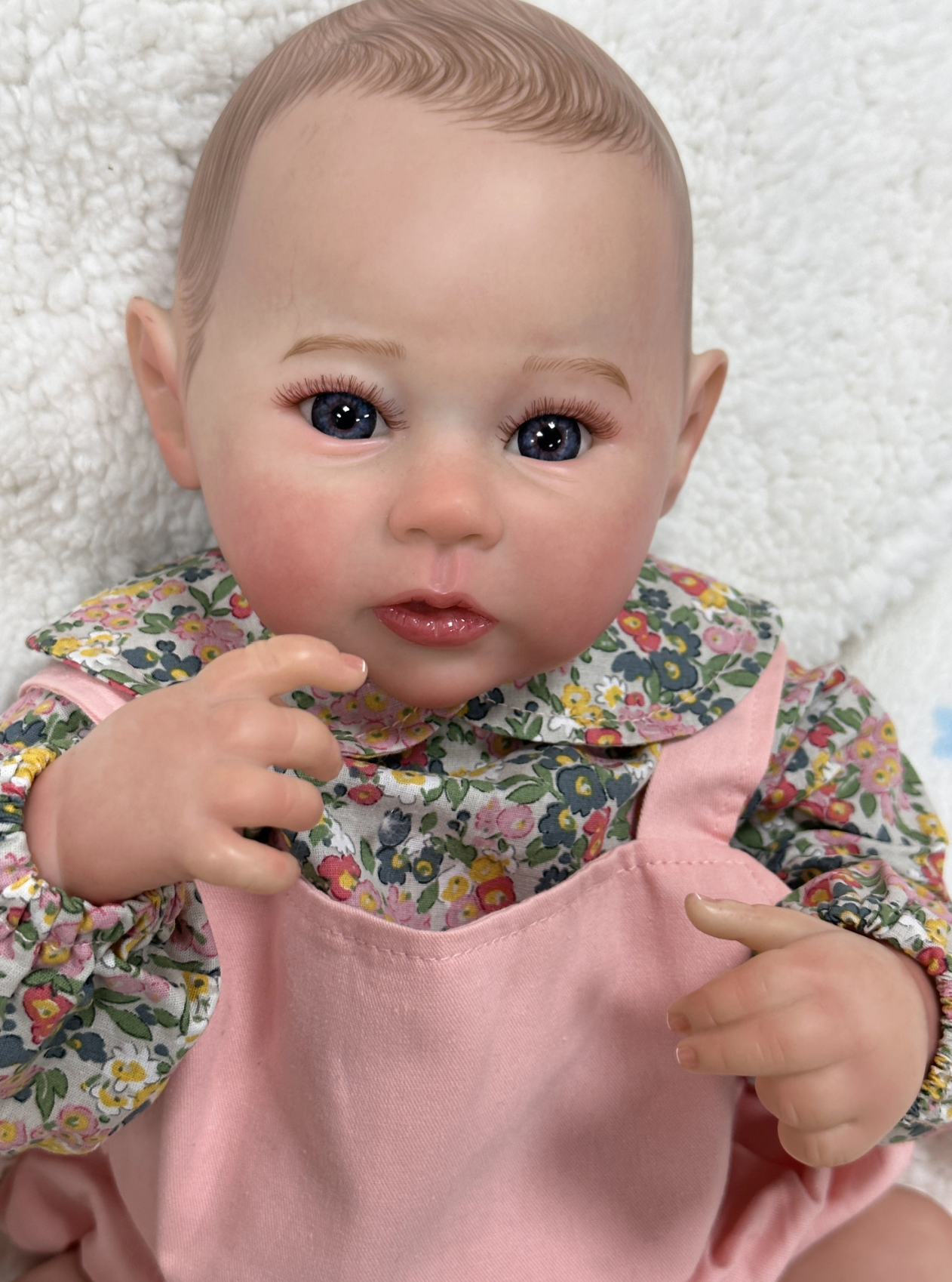 Olivia smilende babydukke med blå øjne