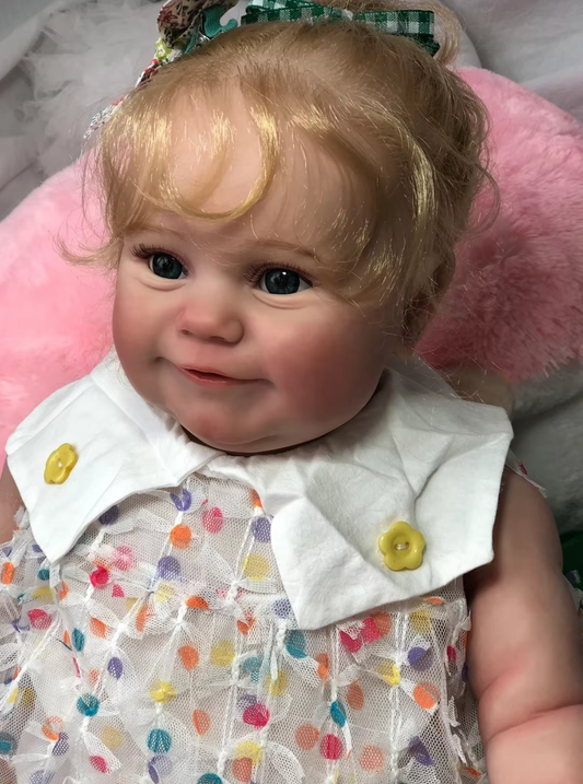 Charlotte babydukke med langt lyst krøllet hår
