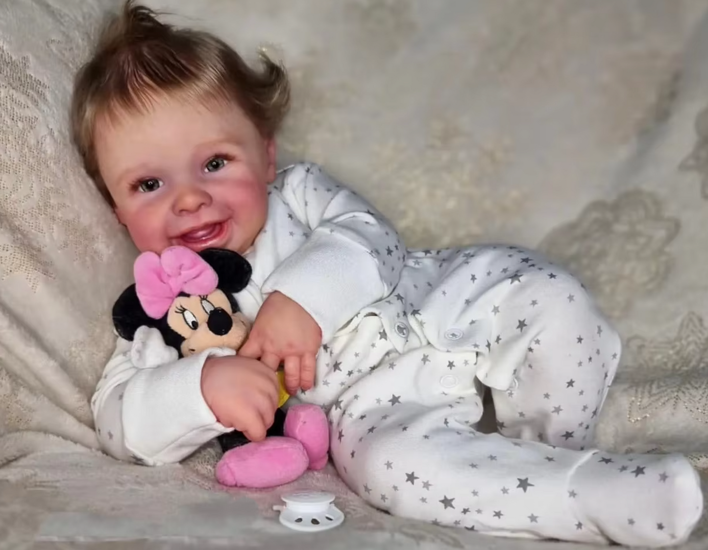 Millie smilende babydukke med blå øjne