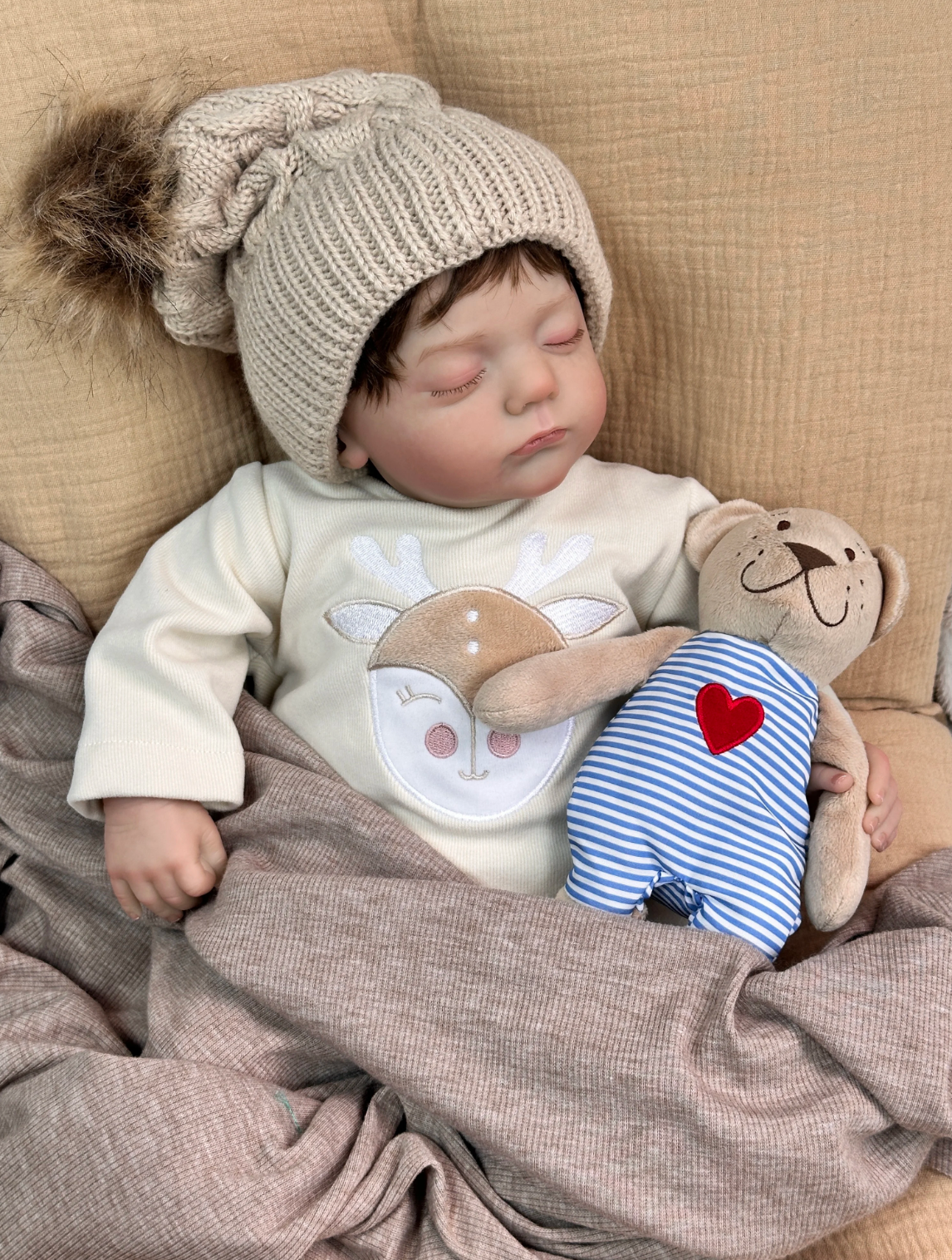 Avery sovende babydukke med neutral krop