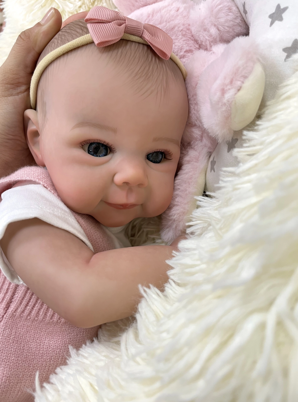 Daisy babydukke med blå øjne og stofkrop