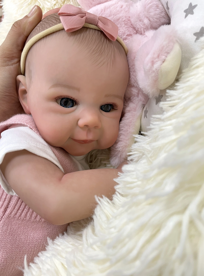 Daisy babydukke med blå øjne og stofkrop