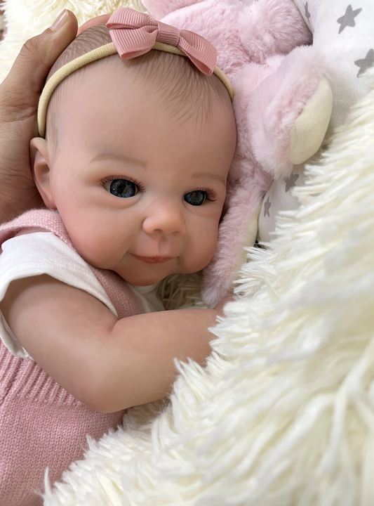 Daisy babydukke med blå øjne og stofkrop
