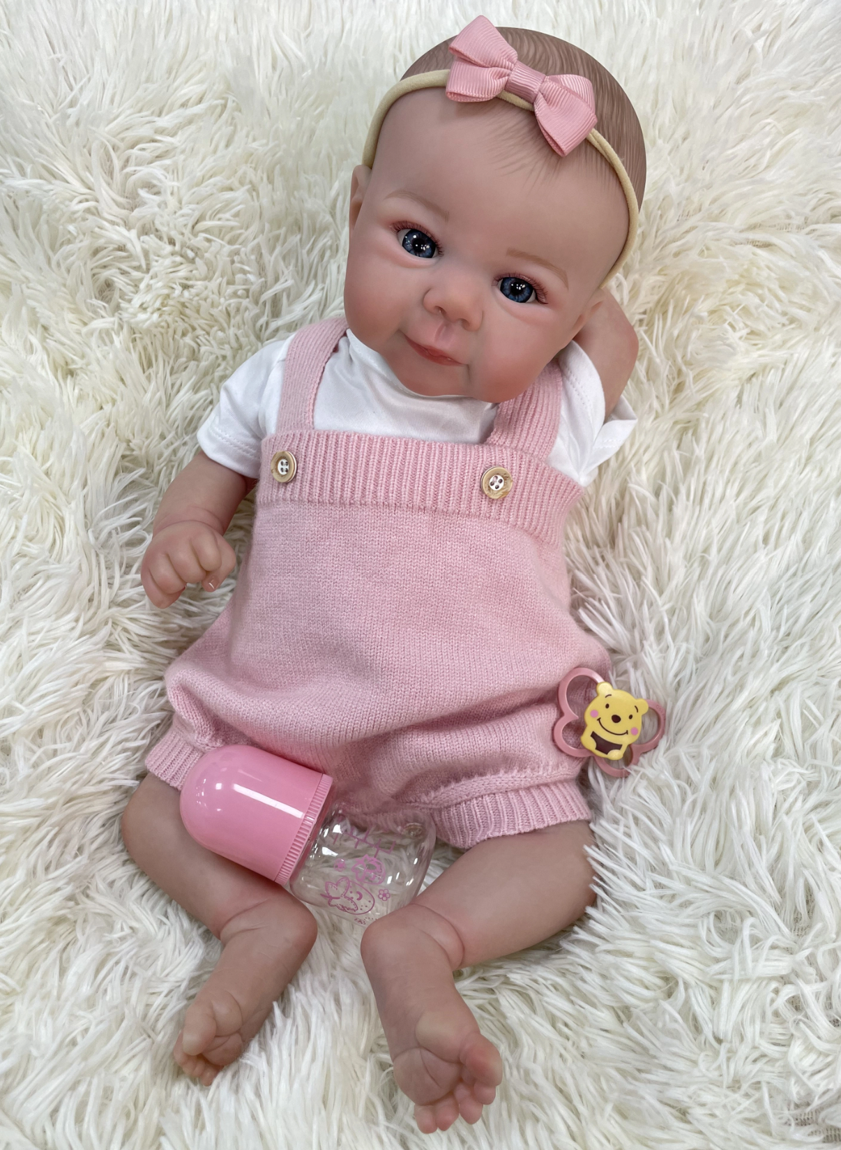 Daisy babydukke med blå øjne og stofkrop