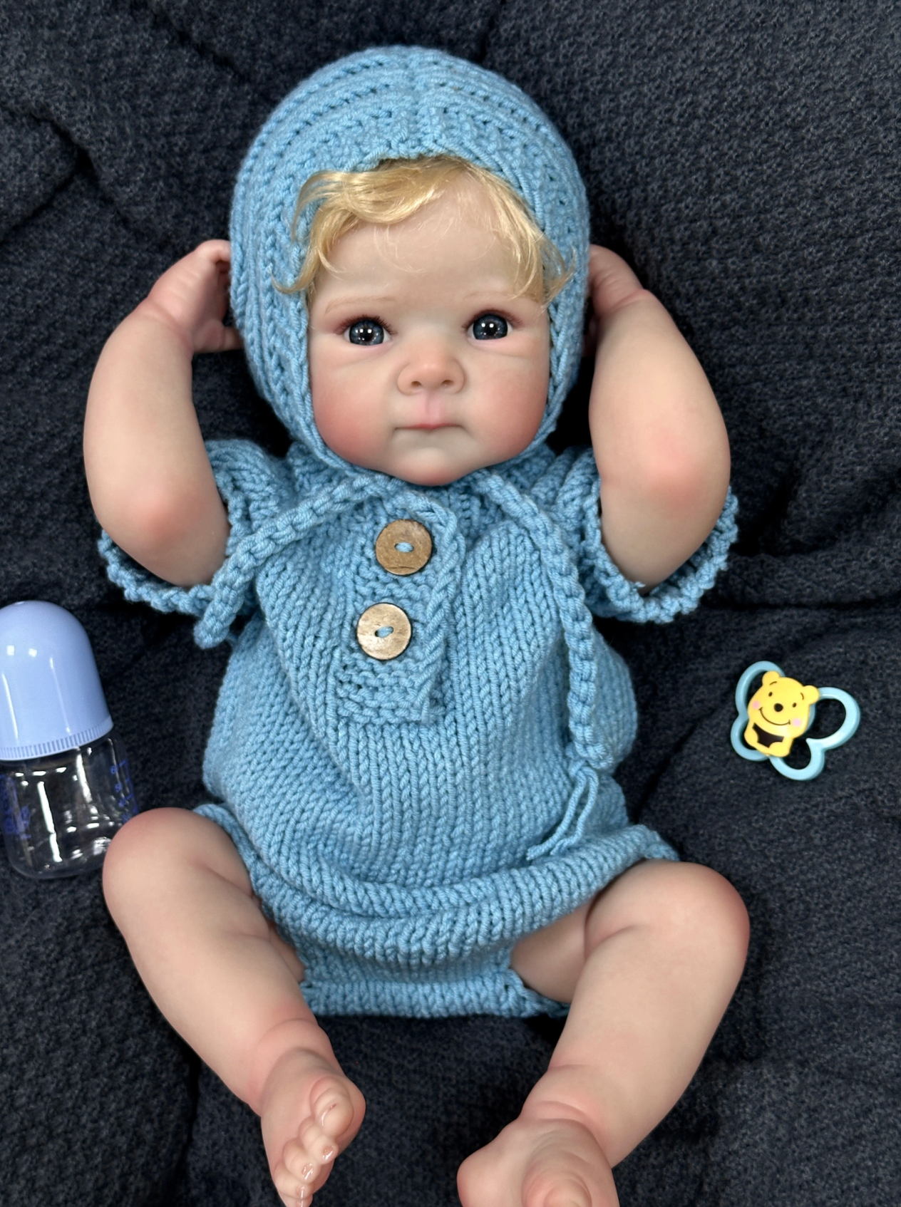 Darcy babydukke med lyst håndrodet hår