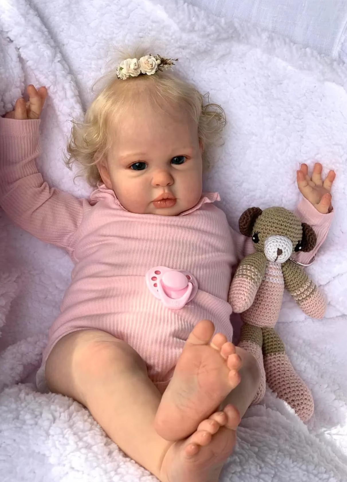 Ellie stor pigedukke med håndrodet hår