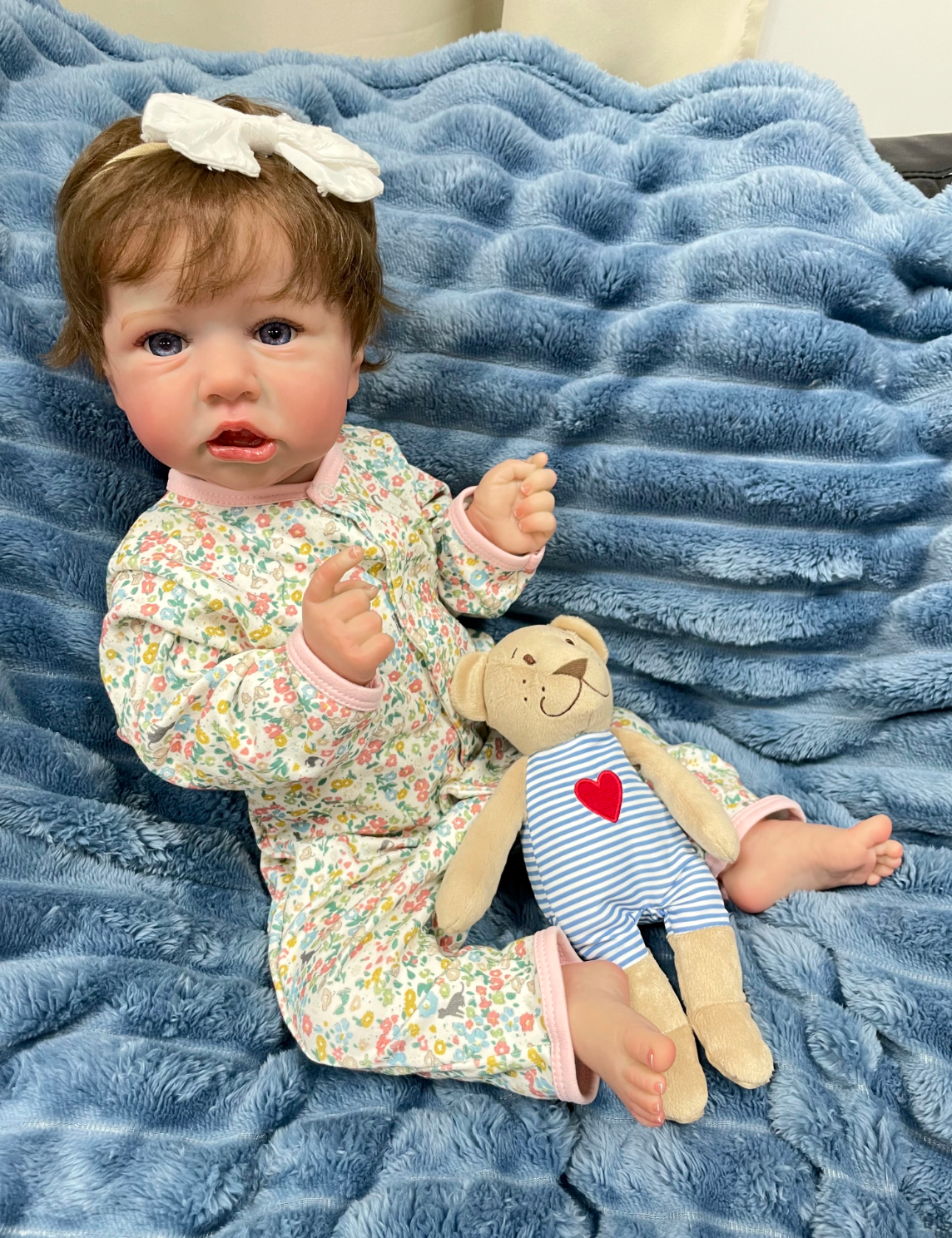Maya babydukke i fuld vinyl med malet hår