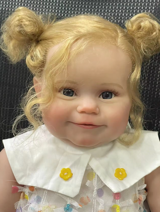 Charlotte babydukke med langt lyst krøllet hår
